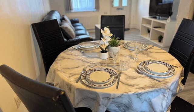 Charming 3B Home in East London - Cozy and Central