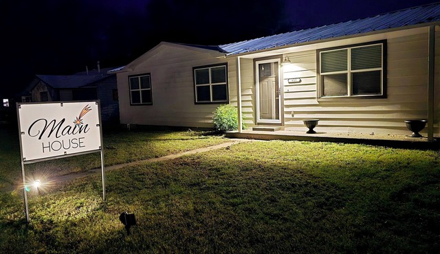 Charming 3BD, 1 Bath, House near downtown. All amenities, full kitchen, Full WD