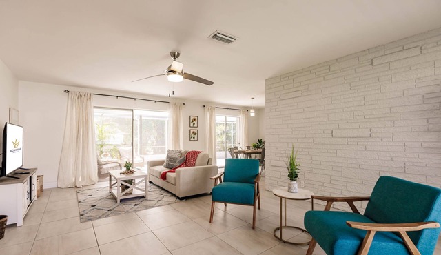 Charming 3bd 2 br Pet Friendly Workspace Beach house close to shopping