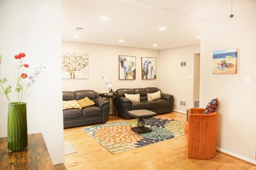 Charming 3bd Alexandria House, 11 miles to DC, Nice front view