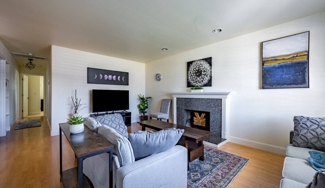 Charming 3BDR/2BTH family home near Rivermark Plaza