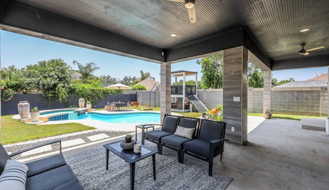 Charming 3bdrm home with pool, fitness rm,and relaxing backyard North of Laredo.