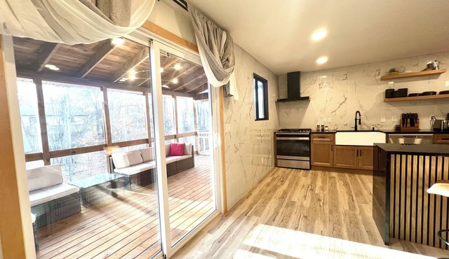 Charming 3bedroom Oasis Close to Skiing with Modern Amenities and Pool Access