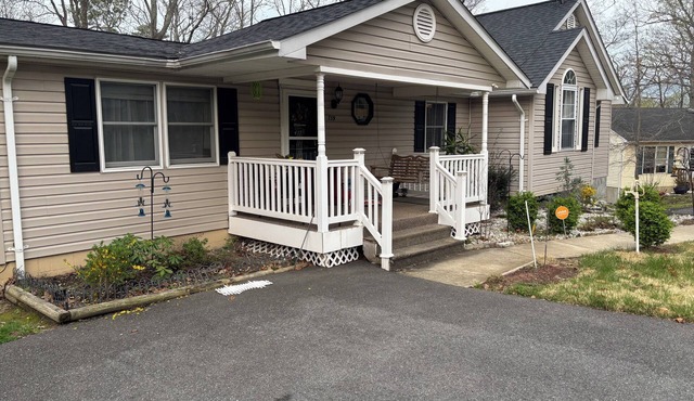 Charming 3BR - 2BA Comfy Home Near Beach, fun & relaxation-Perfect Getaway Spot!