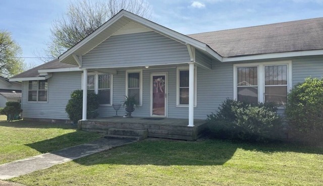 Charming 3BR 2BA furnished pet-friendly house WiFi AC in downtown Sheffield AL