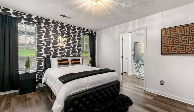 Charming 3BR 2BA Retreat: Cozy!