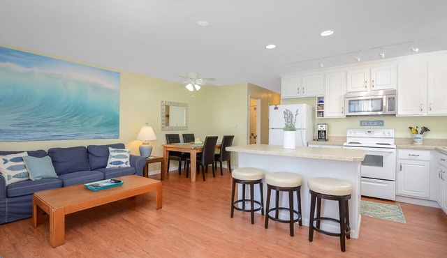 Charming 3BR 2BA Unit, Close to the Beach, Great Restaurants and Shopping!