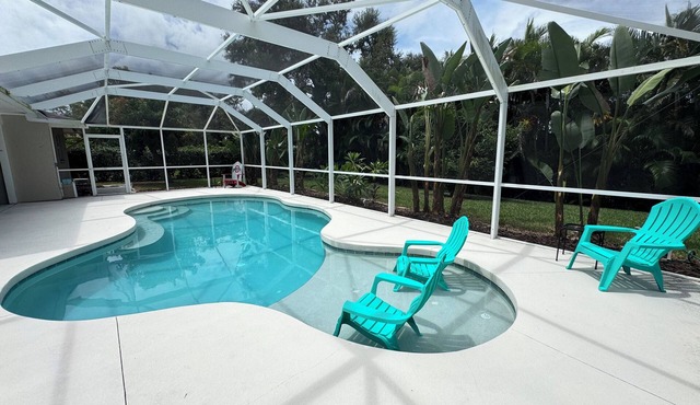 Charming 3BR/2BA Venice center located, screened/heated pool