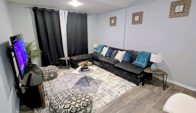 Charming 3Br-2Bth in prime Olathe location. 5min to Highways, Shopping & Dining!