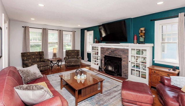 Charming 3BR 3-5BA Modern Retreat