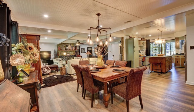 Charming 3BR/3BA Athens Home. Sunroom + Patio, Steps to UGA, 3 Mi from Sanford