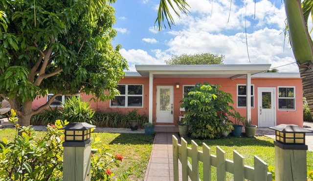 Charming 3BR canal home close to Key West with kayaks, bikes and park access.