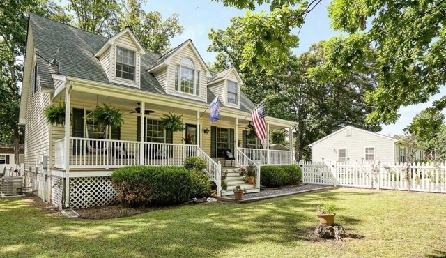 Charming 3BR Cottage in Heart of Tilghman Island – Bike everywhere!