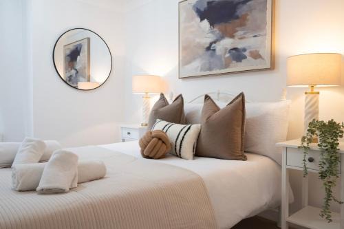 Charming 3BR Cottage Sleeps 8 - 15 Mins to Centre