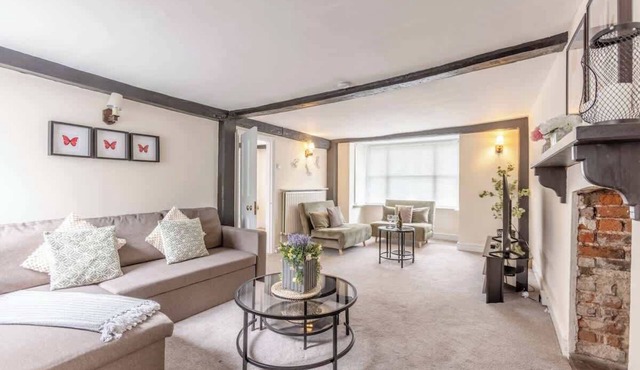 Charming 3BR Cottage Near Windsor & Sights