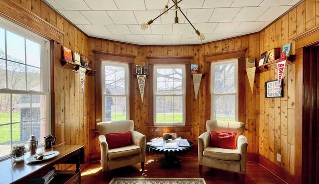 Charming 3BR farmhouse on a quiet country road—pet-friendly, cozy, and close to Callicoon, North Branch Inn & the Cider Mill. Perfect for couples, families, or remote work with a full kitchen, comfy spaces & room to roam.