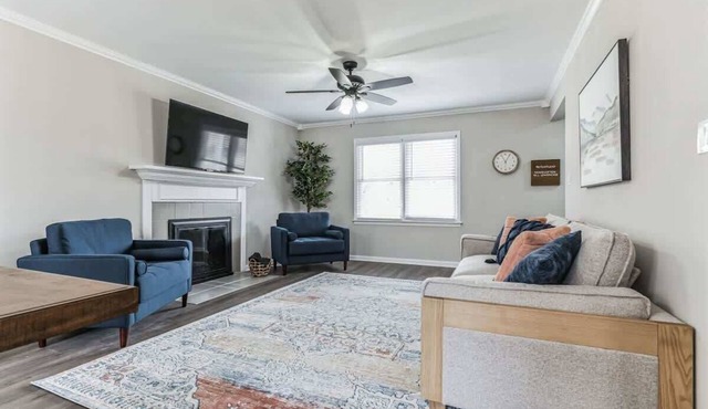 Charming 3BR Farmhouse Fenced Acre Madison