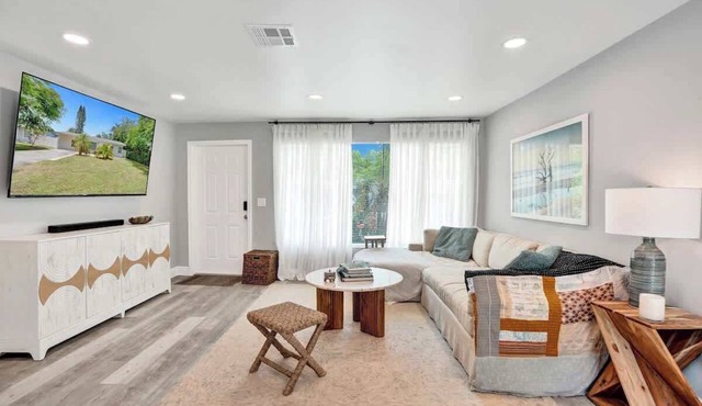 Charming 3BR Getaway 10 min to Beach