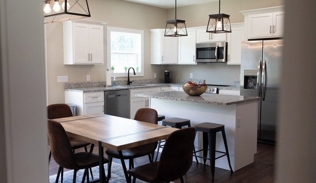 Charming 3BR Getaway Near E-Town Sports Park - Wi-Fi + AC in Scenic Glendale