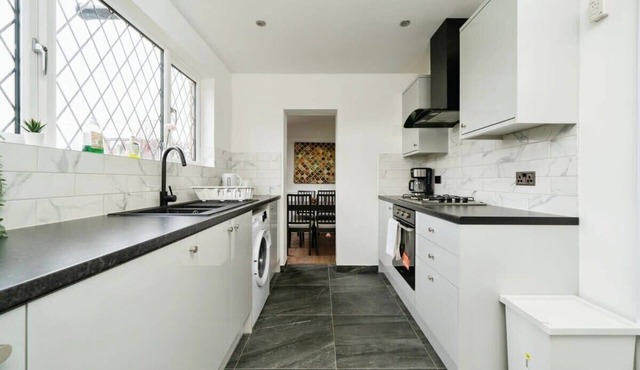 Charming 3BR House With Free Parking and Garden