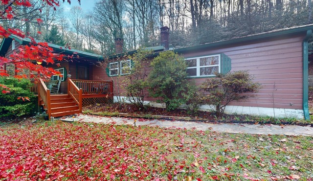 Charming 3BR home in Scaly Mountain with a full kitchen and high speed internet