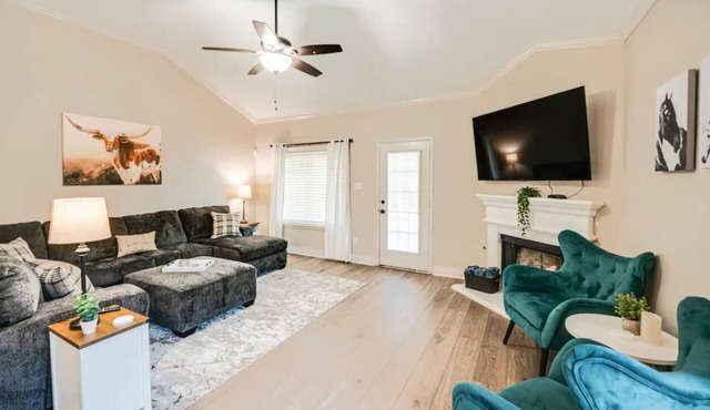 Charming 3BR Home Near Ft. Worth & Stockyards w/King Bed, Covered Patio & Grill