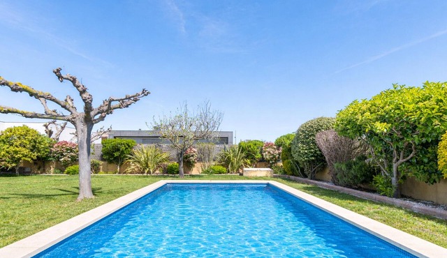 Charming 3BR House with Private Pool, BBQ, and Wifi in Tranquil Costa Brava