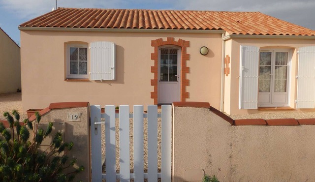 Charming 3BR House in Givrand, 6km from Beach, Peaceful Setting, 3-Star Rating, Sleeps 6