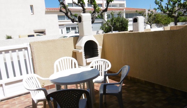 Charming 3BR Mezzanine Villa with Patio & Parking, 150m from Beach - Sleeps 6