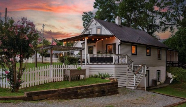 Charming 3br Property with fenced in downtown Mooresville, NC