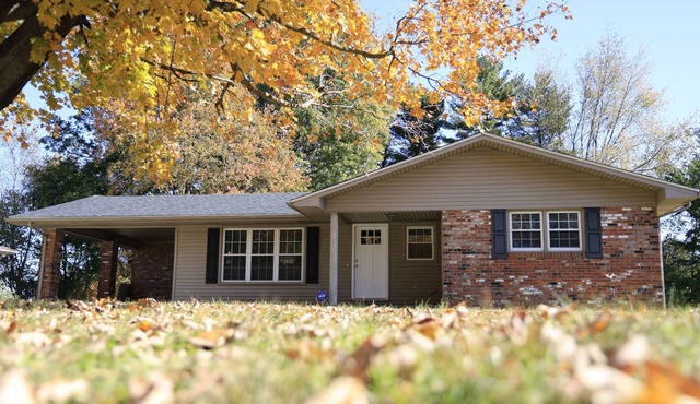 Charming 3BR Retreat in Lebanon Patio, Parking & Comfort