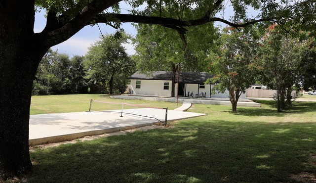 Charming 3BR Retreat Near Lake Belton w/Wi-Fi & Sports Court