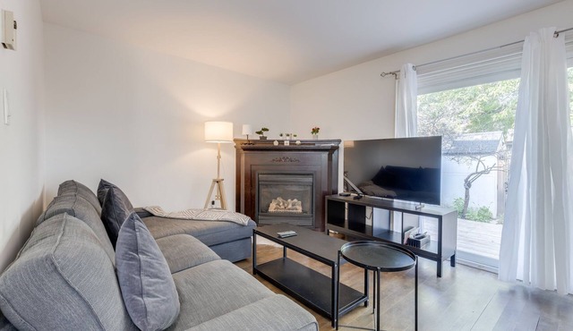 Charming 3BR Townhouse with Backyard & Parking