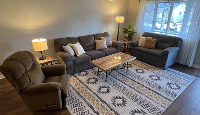 Charming 3BR Townhome; Fast Wi-Fi and Full Kitchen