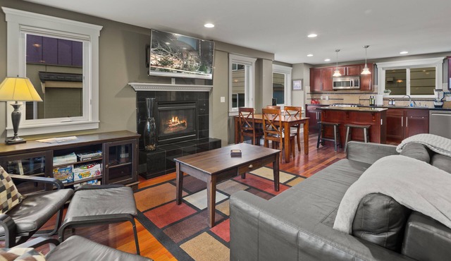 Charming 3BR Townhome near DT Seattle W/Balcony!