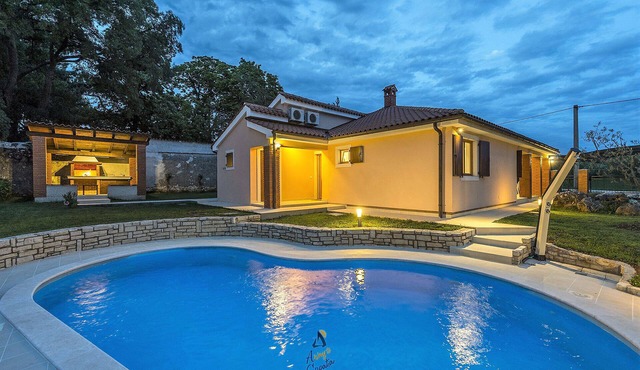 Charming 3BR Villa Oasis for 6 with private heatable pool