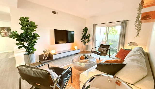 Charming 3BR with WiFi, AC and Parking in Marvelous Los Angeles