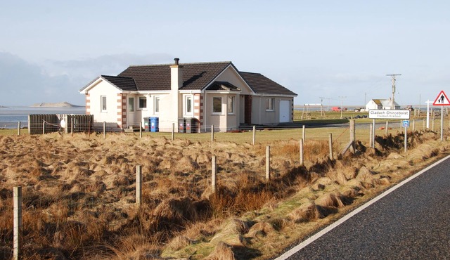 Charming 4-bedroom bungalow with WiFi in serene Hebridean Isle of North Uist.