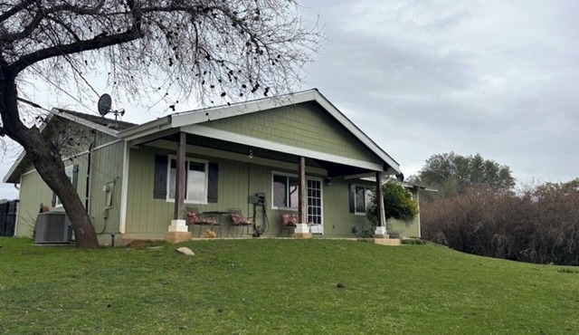 Charming 4 BD farmhouse with AC and WiFi in fabulous Newcastle on the Wine Trail