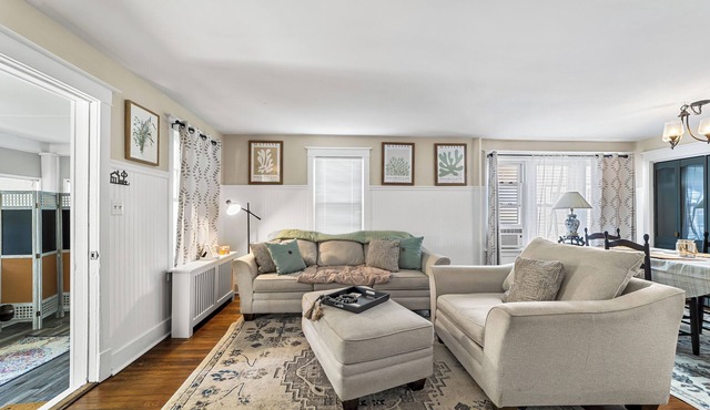 Charming 4-bed 2- Bath Home Close Proximity to Princeton Area and Sesame Place