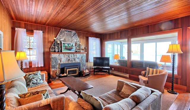 Charming, 4 Bed, 2 Bath! Muskoka Room! Beaumaris! Incredible Views!