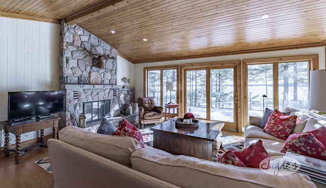 Charming 4 bed 4 bath cottage on Lake Rosseau with Boathouse! SW Exposure!