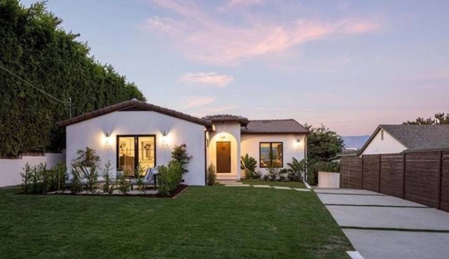 Charming 4 bed 5 bath house or gym, sauna, cold plunge, views in Los Angeles