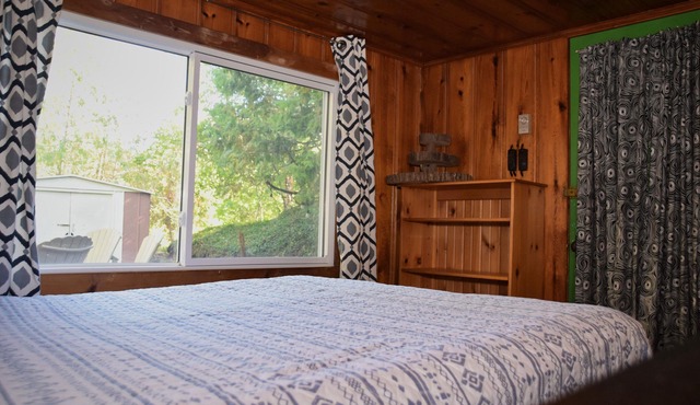 Charming 4-bed cottage by Lake Huron's sunsets.