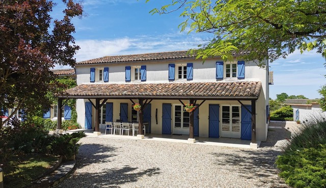 Charming 4-bed cottage in Cognac vineyards, with large pool and fun games room