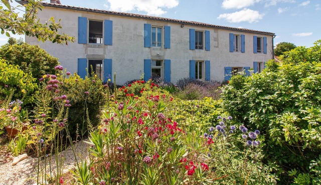 Charming 4 bed country house with saltwater pool