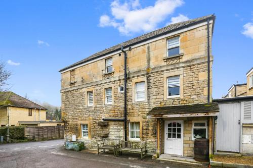 Charming 4-Bed Countryside Retreat with Parking