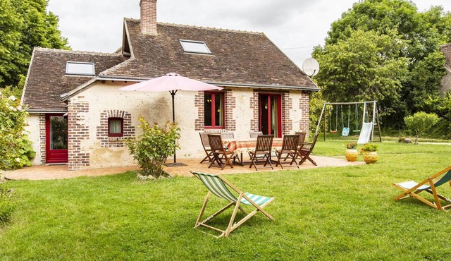 Charming 4-Bed Country House with Garden, Near Loire Castles, Sleeps 8-10, Family-Friendly