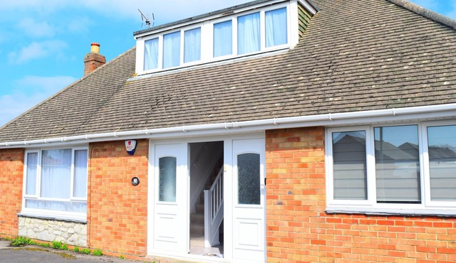 Charming 4-Bed Cottage in Hayling Island - Hot Tub