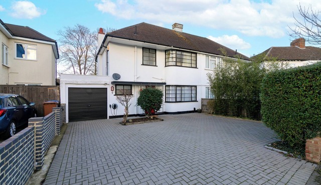 Charming 4-Bed Home with Garden in Hatfield